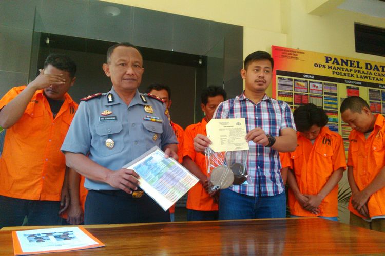 Para tersangka saat diamankan di Mapolsek Laweyan, Solo, Jawa Tengah, Rabu (15/8/2018).