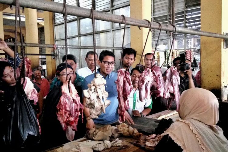 Sandiaga Uno saat berdialog dengan salah satu pedagang daging di Pasar Beringharjo, Yogyakarta, Kamis (30/8/2018)