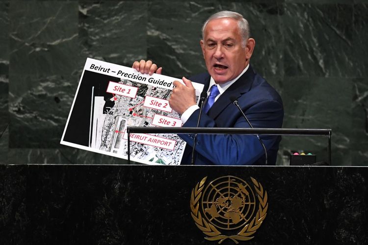 Perdana Menteri Israel Benjamin Netanyahu menunjukkan gambar berisi dugaan fasilitas rahasia Iran untuk menyembunyikan nuklirnya dalam Sidang Umum PBB di New York, Kamis (27/9/2018).