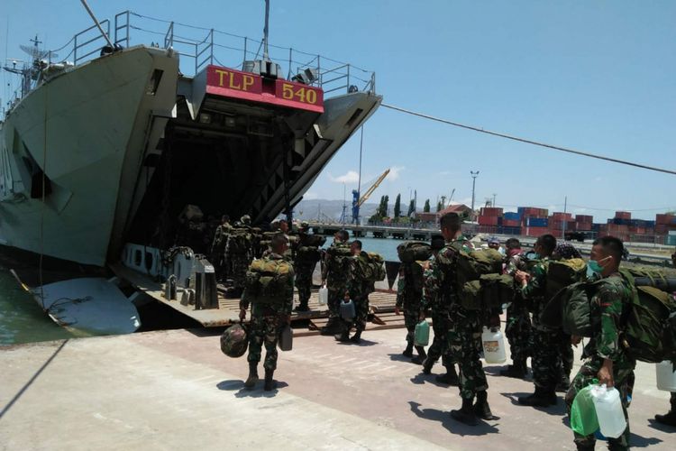 Sebanyak 220 pasukan TNI di Lombok dialihkan ke Palu melalui Dermaga Lembar, Senin (8/10/2018).