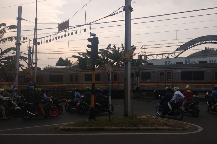 Palang pelintasan kereta di Bintaro tidak menutup kendati kereta lewat, Selasa (16/10/2018).