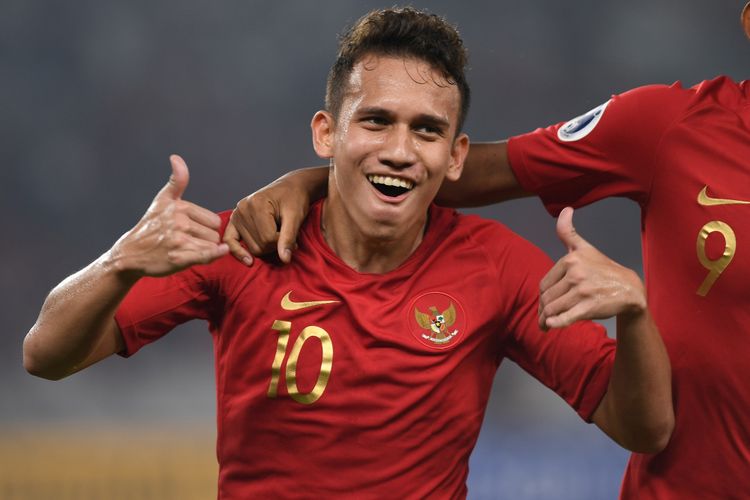 Pesepak bola Indonesia Egy Maulana Vikri berselebrasi usai mencetak gol ke gawang Taiwan dalam laga Grup A Piala Asia U-19 di Stadion Utama Gelora Bung Karno, Jakarta, Kamis (18/10/2018). Indonesia menang dengan skor 3-1.  