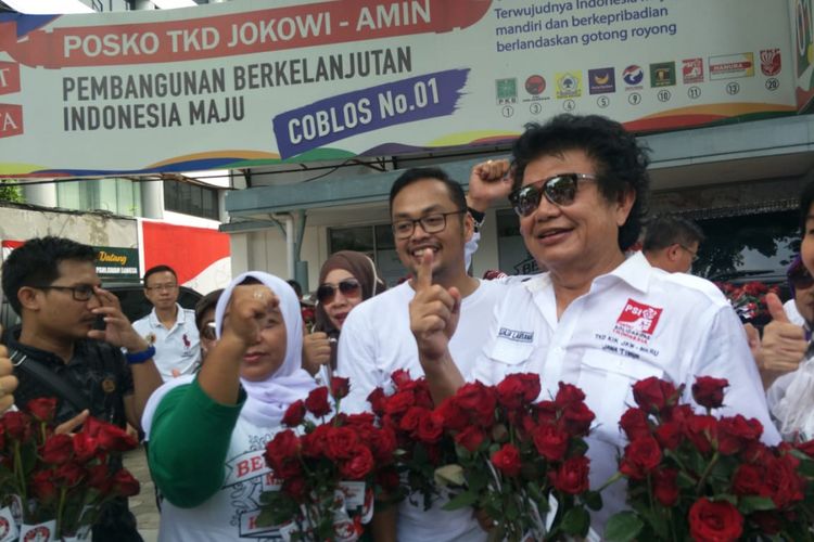 Djaja Laksana (kanan), penggagas teori Bernoulli saat kampanye Hari Aids Sedunia di Surabaya, Minggu (2/12/2018)