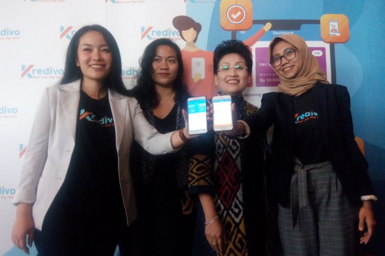 Head of Product Pinjaman Tunai Kredivo, Adiska Haryadi (paling kanan) berfoto bersama di Gedung Morrissey, Menteng, Jakarta Pusat, Selasa (4/12/2018).