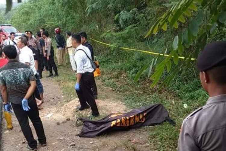 Sesosok mayat berjenis kelamin laki-laki ditemukan warga sekitar di pinggiran jalan Perumahan Bukit Tiban Permai, Sekupang, Batam, Kepulauan Riau, Rabu (27/2/2019).