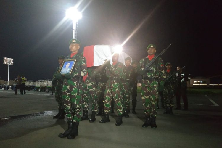 Jenazah Serda Mirwariyadin anggota TNI yang gugur di Nduga tiba di Lombok International Airport, Jumat (8/3/2019).