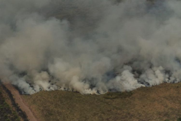 Dari pantauan udara, karhutla di Kalsel terus meluas, sudah 5 heli water bombing dikerahkan untuk memadamkan api (5/9/2019).