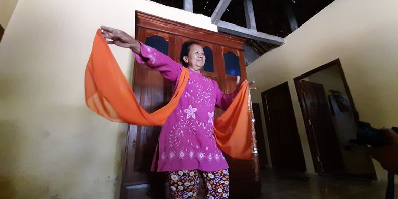 Gunem (64) Seorang Penari Tayub dari Desa Karangsari, kecamatan Semin, Gunungkidul, Kamis (19/9/2019). Desa Karangsari ini merupakan desa yang warganya banyak jadi penari tayub. 