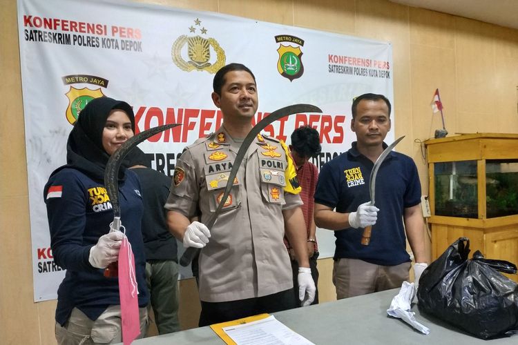 Polisi menunjukan barang bukti berupa celurit yang digunakan untuk membacok siswa SMA pada saat tawuran di Polres Depok (7/8/2019).  