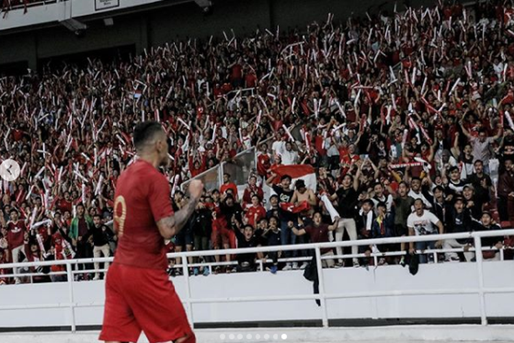 Penyerang timnas Indonesia, Alberto Goncalves merayakan gol ke gawang Malaysia di depan para suporter dalam laga kualifikasi Piala Dunia 2022 Zona Asia Grup G di Stadion Utama Gelora Bung Karno, Jakarta, Kamis (5/9/2019).