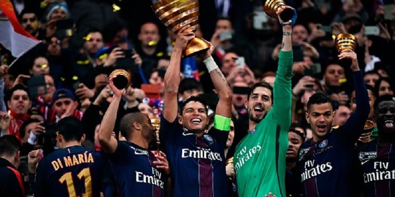Kapten PSG, Thiago Silva, mengangkat trofi Piala Liga Perancis seusai timnya menang 4-1 atas AS Monaco pada laga final di Lyon, Sabtu (1/4/2017). 