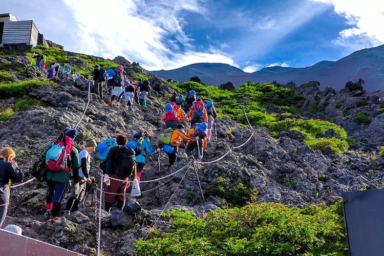 Mendaki Gunung Fuji.