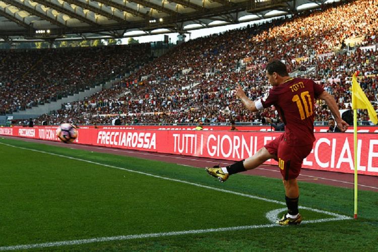 Francesco Totti menjalani laga terakhirnya sebagai pesepak bola profesional pada laga antara AS Roma dan Genoa di Stadion Olimpico, Minggu (28/5/2017). 