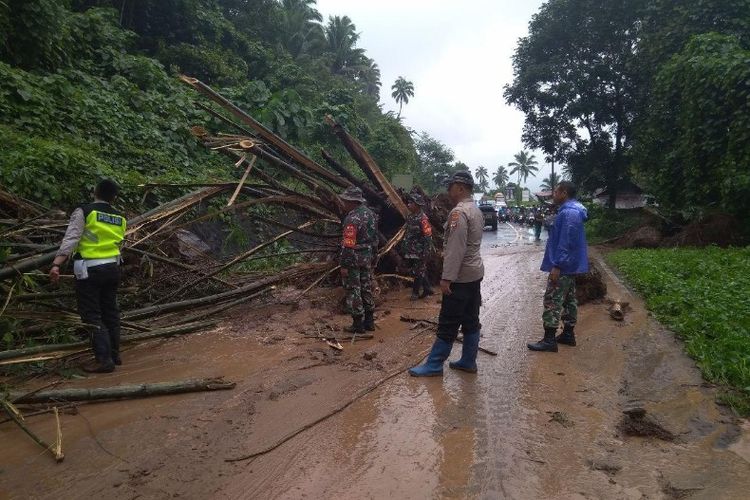 Personil TNI-Polri bersama pemerintah terkait saat melakukan pembersihan longsor di wilayah Kelurahan Tinoor, Kecamatan Tomohon Utara, Sabtu (02/02/2019).