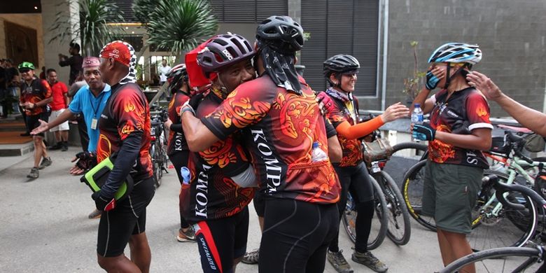 Para pesepeda berpelukan ketika mengakhiri Jelajah Sepeda Flores yang digelar Kompas. Jelajah finish di Labuan Bajo, NTT, Kamis (17/8/2017) sore, setelah menjelajah Flores selama enam hari mulai dari Maumere.