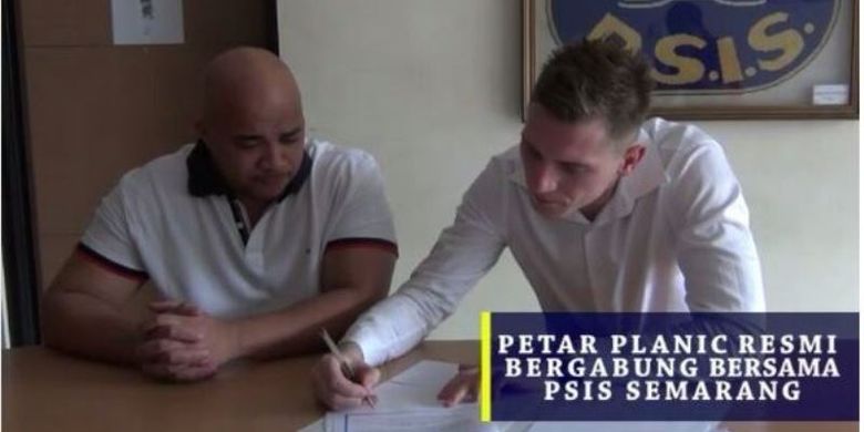 Petar Planic (kanan) ketika menandatangani kontrak dengan PSIS Semarang.