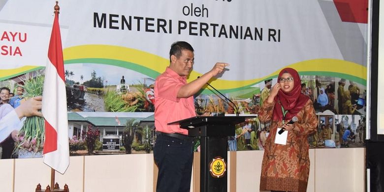 Menteri Pertanian (Mentan) Andi Amran saat memberikan penghargaan kepada pelaku usaha, petani, kelembagaan petani, penyuluh dan kelembagaan penyuluhan di gedung Kementerian Pertanian (Kementan), Jakarta, Sabtu (17/8/2019).

