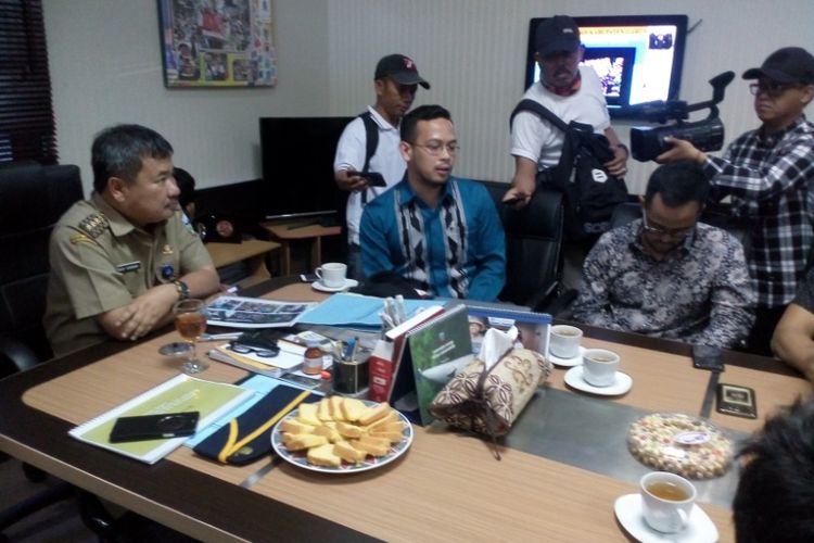 Perwakilan Go-Jek, Aziz Hasibuan (tengah) saat diterima Bupati Garut Rudy Gunawan di ruang kerjanya, Senin (31/7/2017)