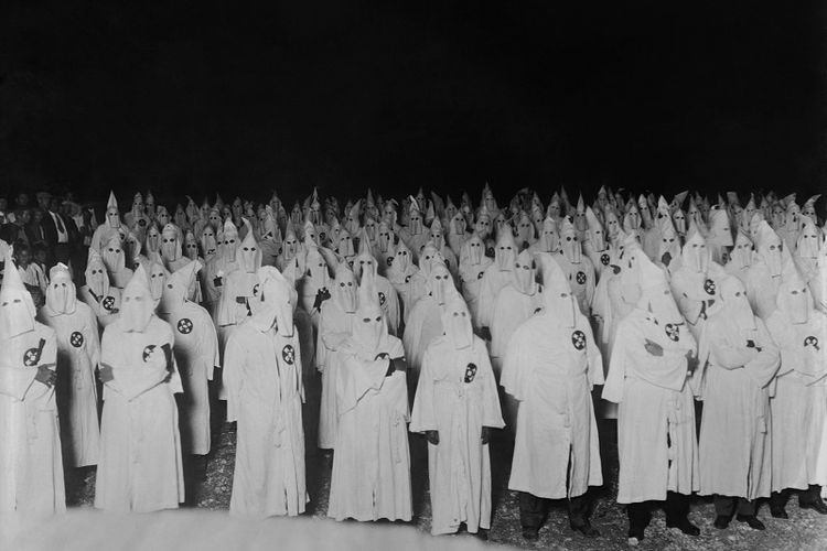 Sebuah perkumpulan Ku Klux Klan di dekat Washington DC, AS pada 1920-an.