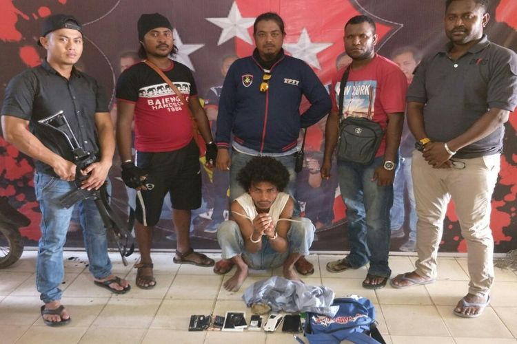 Pelaku pencurian 9 unit hanphone yang berhasil ditangkap, di Kampung Lama, Teluk Bintuni. 