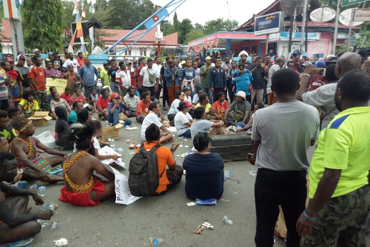 Unjuk rasa yang dilakukan oleh Organisasi Parlemen Jalanan (Parjal) di depan Kantor DPRD Papua Barat, Senin (13/5/2019).