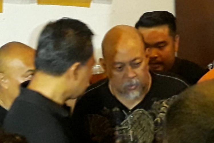 Indro Warkop di samping jenazah istrinya, Nita Octobijanthy, yang terbaring di rumah duka Jalan Kayu Putih Tengah IIA nomor 4, Jakarta Timur, Rabu (10/10/2018) dini hari.