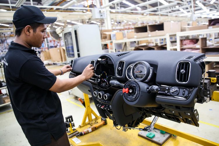 Pekerja menyelesaikan perakitan mobil New Mini Cooper Countryman di pabrik BMW Production Network 2, PT Gaya Motor, Jakarta Utara, Kamis (6/9/2018). Edisi pertama yang dirakit terdiri dari dua varian, yakni MINI Cooper Countryman dan New MINI Cooper S Countryman Sports.