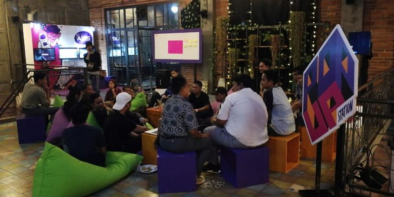 Salah satu suasana Axis Pop Up Station yang diadakan di Jember.