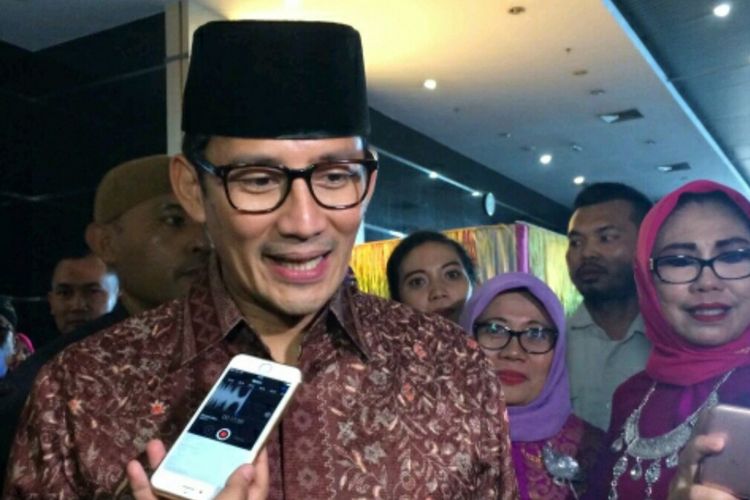 Wakil gubernur DKI Jakarta terpilih, Sandiaga Uno saat menghadiri acara halal bi halal dengan para perantau asal Gorontalo di Jakarta yang tergabung dalam komunitas Kerukunan Keluarga Indonesia Gorontalo (KKIG) di Gedung Smesco, Pancoran, Jakarta Selatan, Minggu (9/7/2017).