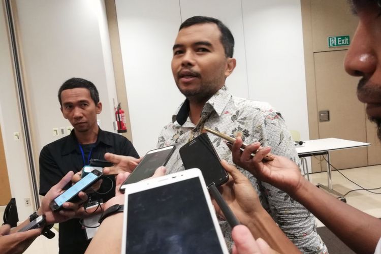 Koordinator Indonesia Corruption Watch (ICW) Adnan Topan Husodo di Kedutaan Besar Inggris, Jakarta, Rabu (2/5/2018)