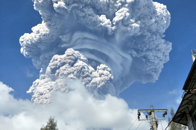 Gunung Sinabung di Kabupaten Karo, Sumatera Utara, kembali meletus, Senin (19/2/2018) pukul 08.53 WIB.