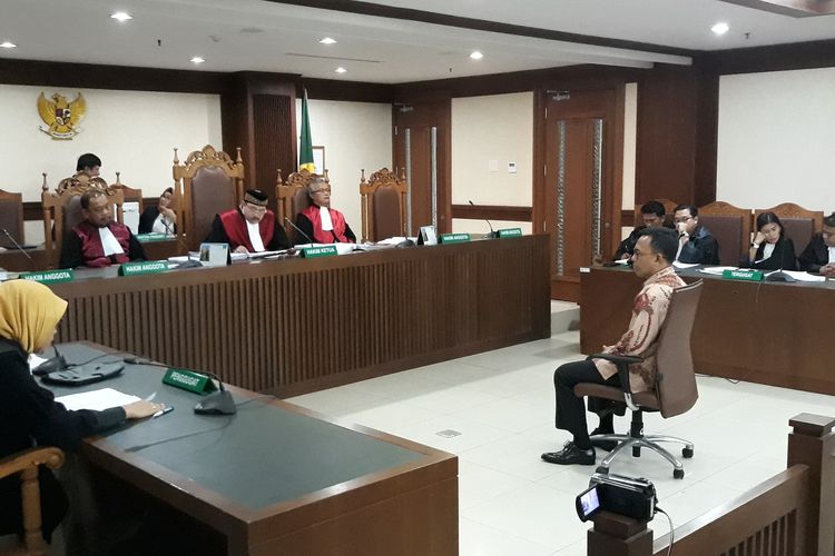 Mantan General Manager Divisi Gedung PT Hutama Karya (Persero), Budi Rachmat Kurniawan duduk di kursi terdakwa di Pengadilan Tipikor Jakarta, Rabu (20/3/2019).