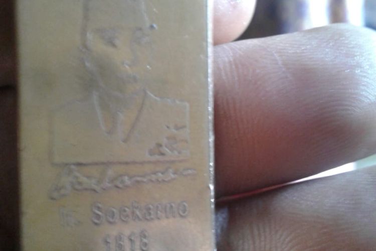 Logam diduga emas 24 karat yang bergambar Soekarno ditemukan warga Desa Sukarame, Kecamatan Lintang, Kabupaten Empat Lawang, Sumatera Selatan.