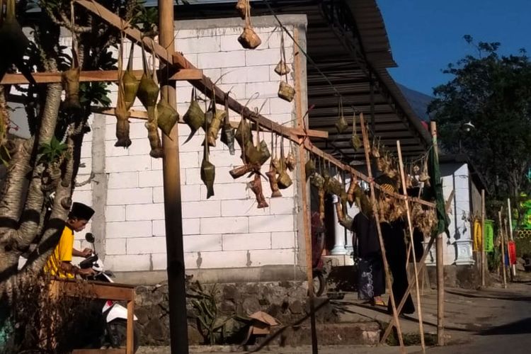 Warga Nahdatul Ulama di Joso Desa Turi Kabupaten Magetan mempunyai tradisi unik menggantung ketupat sepanjang hampir 2 kilometer dalam memperingati lebaran ketupat. Tradisi tersebut dimaksudkan untuk menjaga rasa persaudaraan atau ukuwah.
