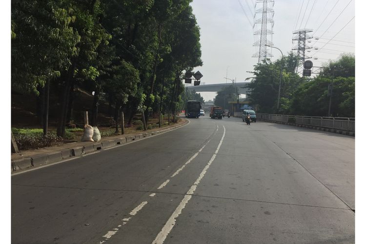 Jalan Mayjen DI Pandjaitan, Cipinang Cempedak, Jatinegara, Jakarta Timur lenggang, Selasa (4/6/2019).