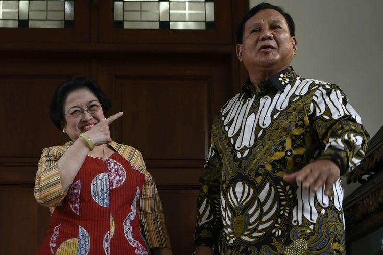 Ketua Umum PDI Perjuangan Megawati Soekarnoputri (kiri) dan Ketua Umum Partai Gerindra Prabowo Subianto (kanan) memberikan keterangan pers usai pertemuan tertutup di Jakarta, Rabu (24/7/2019). Pertemuan kedua tokoh nasional bersama sejumlah elit Partai Gerindra dan PDI Perjuangan tersebut dalam rangka silaturahmi pasca Pemilu Presiden 2019.