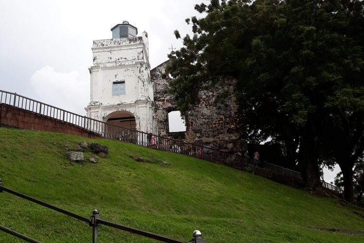 Reruntuhan St. Paul Church, Melaka yang lokasinya berada di atas bukit.