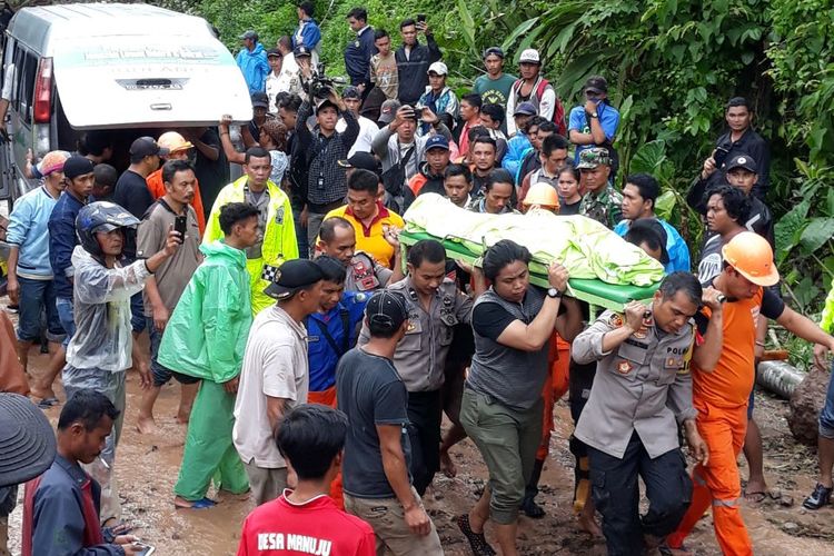 Jenazah korban longsor di Kabupaten Gowa, Sulawesi Selatan dievakuasi oleh petugas. Rabu, (23/1/2019).