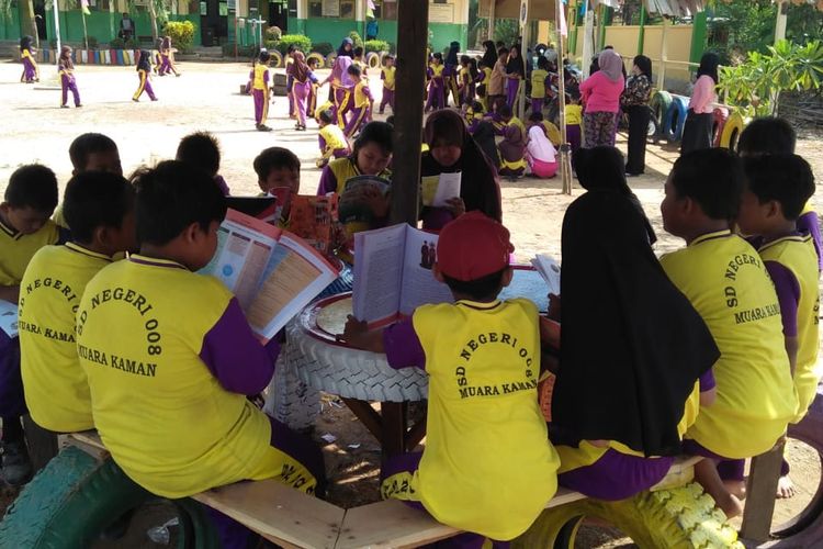 Lebih dari 100 orang tua siswa, para pendidik SDN 008 Muara Kaman, Kalimantan Timur bergotong-royong membangun dua pondok baca, taman dan pagar sekolah menyambut HUT RI ke-74 (17/8/2019).

di sekolah tersebut 