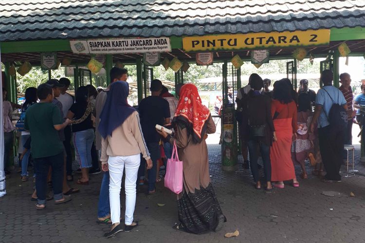 Antrean pengunjung di pintu masuk Taman Margasatwa Ragunan, Senin (18/6/2018).