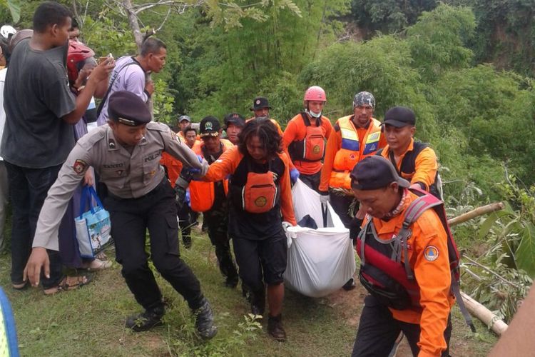 Tim gabungan SAR mengevakuasi jenazah Fabustam Abu Amar (16) yang ditemukan tewas setelah hilang hanyut empat hari di sungai Gandong, Kawedanan, Kabupaten Magetan, Jawa Timur, Minggu (19/11/2017).