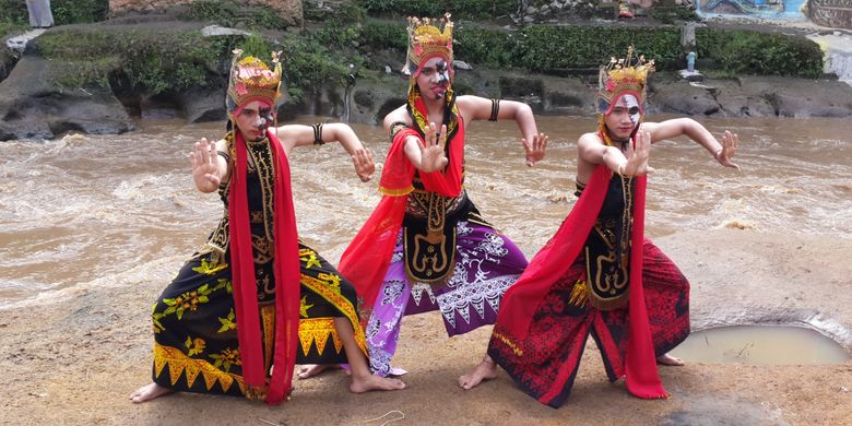 Tiga dari 200 penari saat memperingati Hari Tari Sedunia di Kampung Warna - warni Kota Malang, Sabtu (29/4/2017)