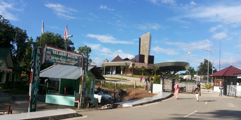 Pos lintas batas antar negara di Aruk, Sajingan Besar, Kabupaten Sambas, Kalimantan Barat.  Pos lintas batas di Aruk sendiri belum lama diresmikan langsung oleh Presiden Joko Widodo pada Maret 2017. 