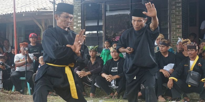 Dua jawara sedang menampilkan kesenian silat di Dusun Mondoluko Jumat (1/9/2017)