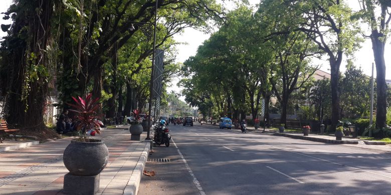 Suasana lalu lintas di Jalan Ijen di Kota Malang, Jawa Timur, Senin (30/10/2017). Ini merupakan kawasan elit dan mandiri pada masa Hindia Belanda.