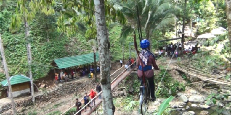 Wisatawan tengah bersepeda udara di kawasan wisata alam Banyu Nget di Trenggalek, Jawa Timur, Minggu (25/2/2018).