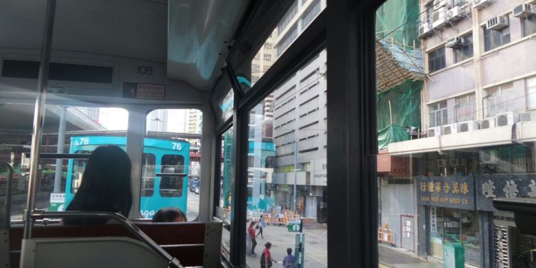 Suasana dek atas tram, trasnsportasi tertua di Hongkong. Dari dek atas bisa terlihat dengan jelas pemandangan kota di Hongkong.
