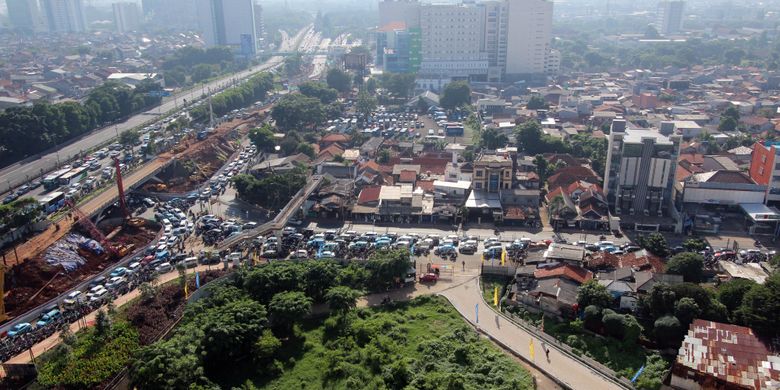 Kondisi lalu lintas di persimpangan Jalan Dewi Sartika-Otista dan MT Haryono pada jam sibuk pagi hari menuju Pancoran. Kemacetan sementara di kawasan itu merupakan dampak pembangunan infrastruktur LRT disekitar Jalan MT Haryono, flyover Pancoran dan underpass Mampang Prapatan.