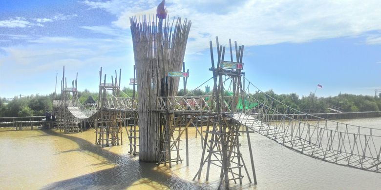 Jembatan Gantung Api Abadi di Mangrove Jembatan Api-api salah satu yang paling disukai pengunjung di Kulon Progo, DI Yogyakarta. Selain menguji nyali, mereka menjadikan spot foto menarik. 