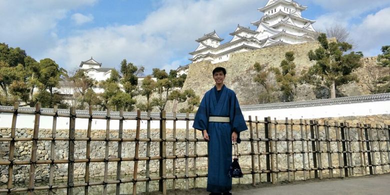 Wartawan Majalah Cosmopolitan Vincentius Alvin Yoga memakai kimono saat naik ke puncak Himeji Castle di Kota Himeji, Prefektur Hyogo, Jepang, Minggu (4/3/2018).